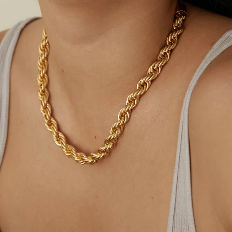 TWISTY CHUNKY CHAIN NECKLACE