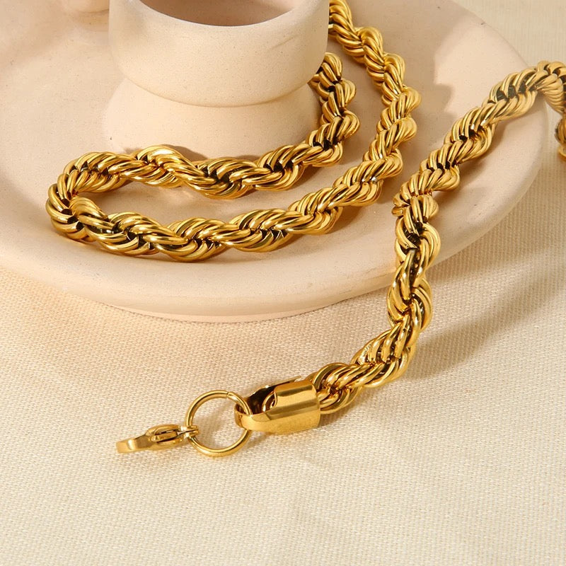 TWISTY CHUNKY CHAIN NECKLACE